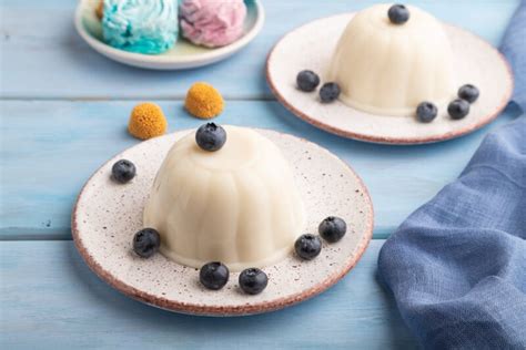 Gelatina de leche tradicional en un molde o copas individuales