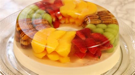 Variedad de gelatinas con leche decoradas con frutas y otros elementos