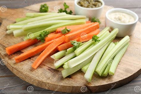 Collage de imágenes mostrando apio preparado de diferentes maneras: crudo en palitos, salteado, hervido en sopa, asado y en un jugo verde.