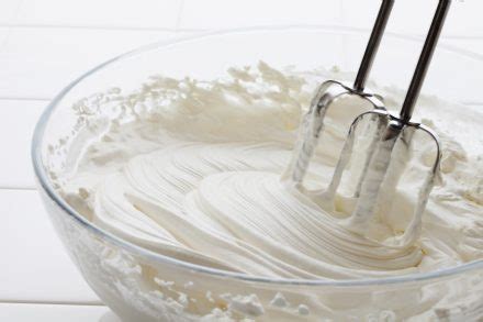 Proceso de batido de la nata hasta obtener una textura firme