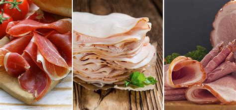 Fotografía de diferentes tipos de jamón cocido en un supermercado con énfasis en las etiquetas
