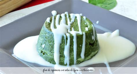 Flan de espinacas desmoldado con salsa blanca