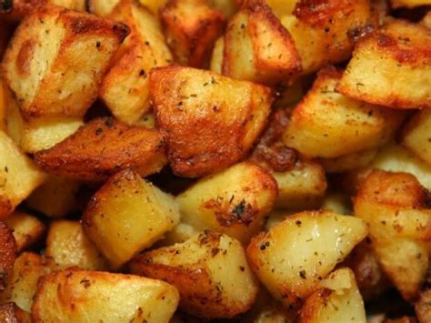 Ilustración de papas doradas al horno con mayonesa de ajo y perejil picado