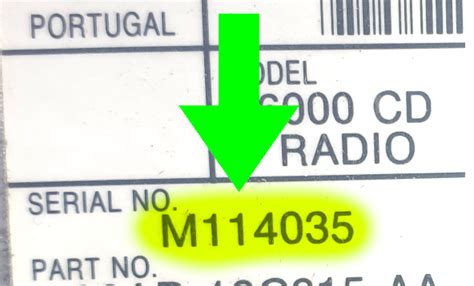 Fotografía de un autorradio Ford 6000 CD con indicación de la ubicación de la etiqueta con el número de serie