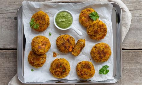 Fotografía de hamburguesas vegetales dorándose en el horno.