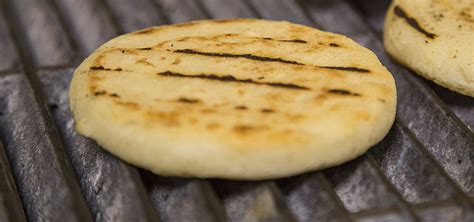 Esquema nutricional comparativo entre una arepa tradicional de maíz y una arepa enriquecida con fibras (salvado de trigo/arroz).