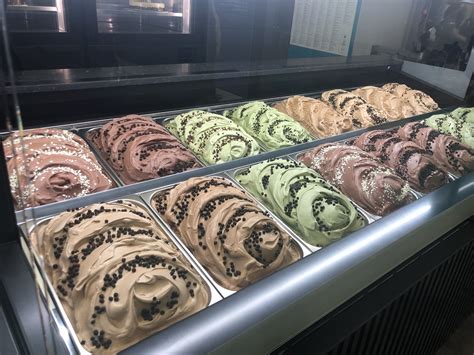 Helados artesanales coloridos en vitrina