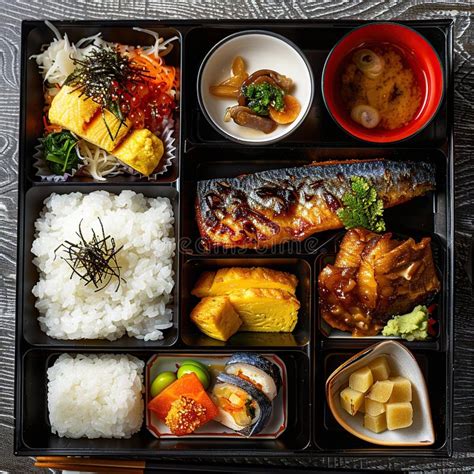 Bento box tradicional con arroz y acompañamientos