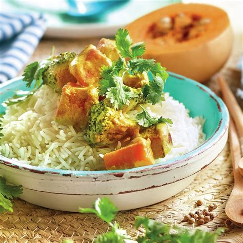 Plato de curry con arroz basmati y decoración de especias