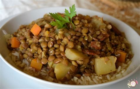 Ingredientes básicos para lentejas con arroz: lentejas secas, arroz y verduras como zanahoria y cebolla