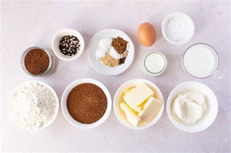 Ingredientes para cupcakes y su cobertura dispuestos en una mesa