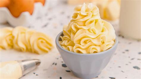 Foto de crema de mantequilla (buttercream) preparada en un bowl