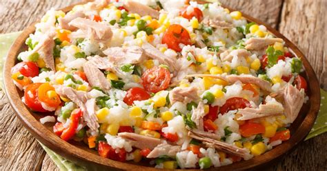 Ensalada de arroz con atún, maíz y tomate en un recipiente
