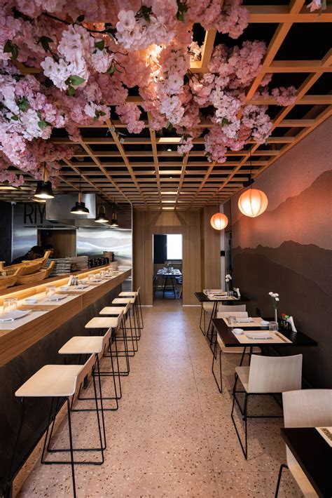Interior del restaurante de sushi Koenso con énfasis en la preparación artesanal de los platos.