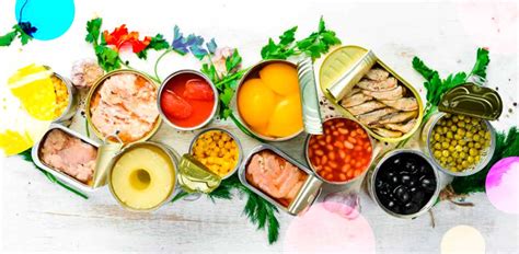 Detalle de los ingredientes frescos y enlatados necesarios para la sopa.
