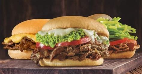 Fachada de restaurante de comida rápida en Colina, Chile, con énfasis en churrascos y sándwiches.