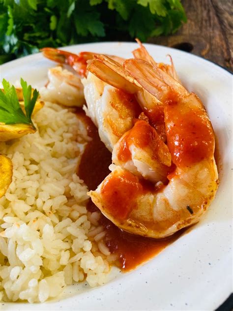 Plato terminado de camarones agridulces con piña y arroz integral.