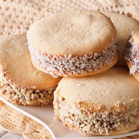 Foto de alfajores chilenos de maicena con manjar y coco rallado