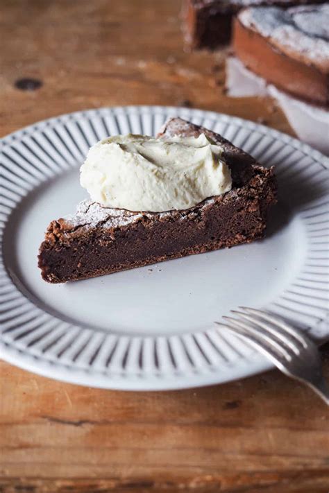 Imagen conceptual que muestra un brownie de textura densa y húmeda con trocitos de zanahoria y una cobertura de crema de queso
