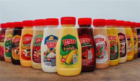 Fotografía profesional de una selección de salsas FRITZ exhibidas junto a platos de comida rápida
