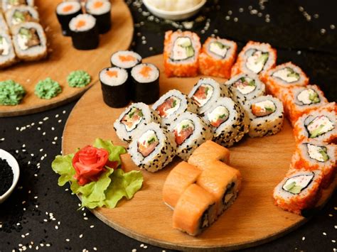 Variedad de platos de sushi y comida china del restaurante Girasol