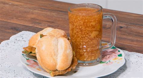 Fotografía familiar en Perú disfrutando de un desayuno con quinua carretillera.