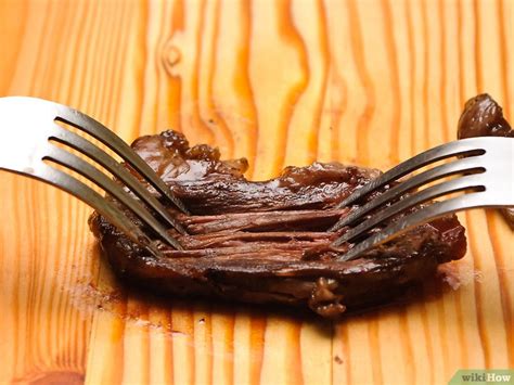 Esquema visual de cómo desmenuzar la carne con dos tenedores