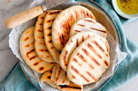 Churrascas chilenas recién horneadas, doradas y listas para acompañar con queso.