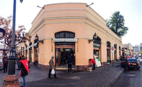 Foto exterior del Emporio Zunino con clientes en fila