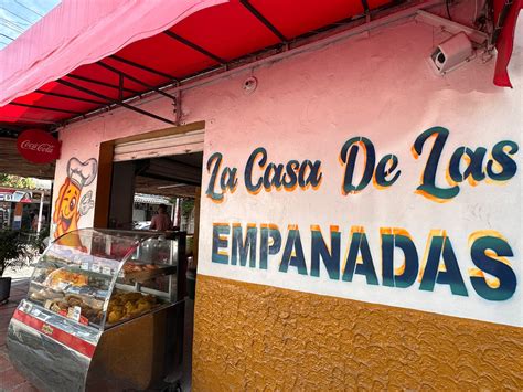 Vista de la preparación artesanal de las empanadas en Las Rosas Chicas