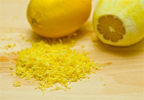 Imagen de copas individuales servidas con espuma de limón decoradas con ralladura y una rodaja de limón fresco.