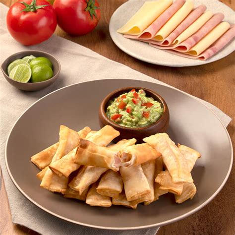 Tequeños rellenos de jamón y queso, listos para freír