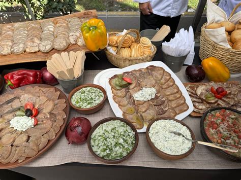 Fotografía de una mesa tradicional chilena con platos típicos y productos de campo