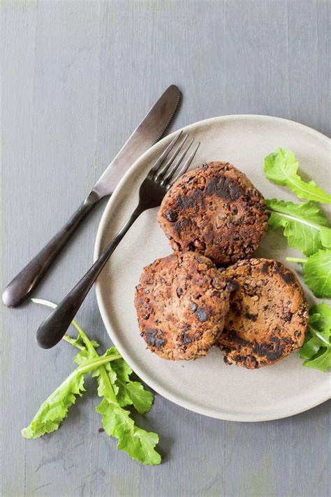 Hamburguesas de porotos negros en un pan con aguacate y lechuga
