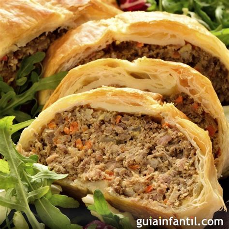 Pastel de carne jamaiquino con hojaldre amarillo y relleno especiado.