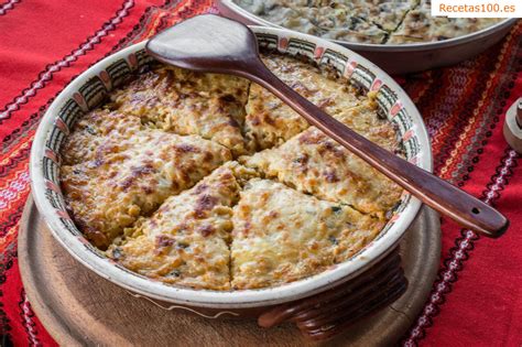 Pastel haitiano con masa escamosa y relleno salado.
