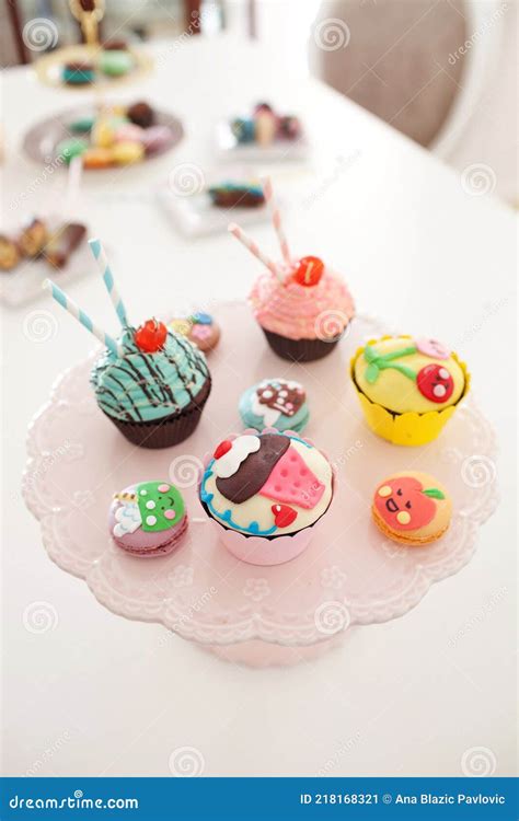 Variedad de cupcakes coloridos y decorados.