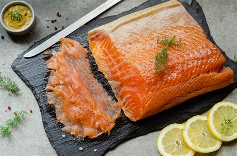 Foto de salmón ahumado en frío en proceso de elaboración
