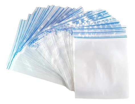 Fotografía de bolsas herméticas con acelgas etiquetadas y ordenadas de forma plana en el congelador.