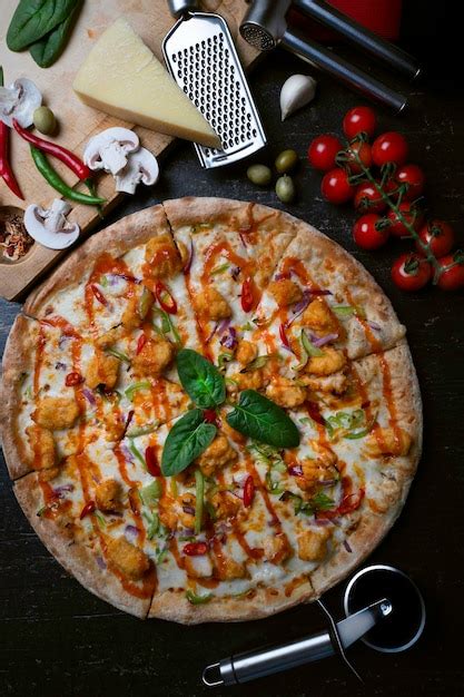 Fotografía profesional de una pizza recién horneada con ingredientes frescos sobre una mesa de restaurante.