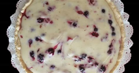 Masa de kuchen de arándanos aleman estirada en un molde desmontable