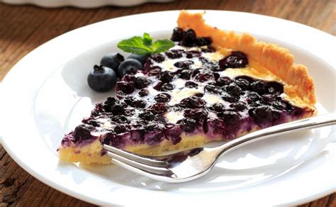 Kuchen de arándanos alemán con el relleno listo para el horneado final