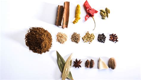 Plato de Garam Masala con sus ingredientes principales separados y en polvo.