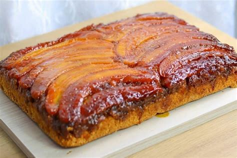 Bolo de banana invertido con capa de caramelo