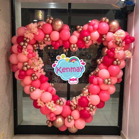 Decoración romántica para un local de helados con globos en forma de corazón y luces tenues.