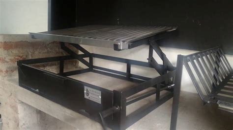 Esquema técnico de una parrilla con sistema de elevación por manivela frontal