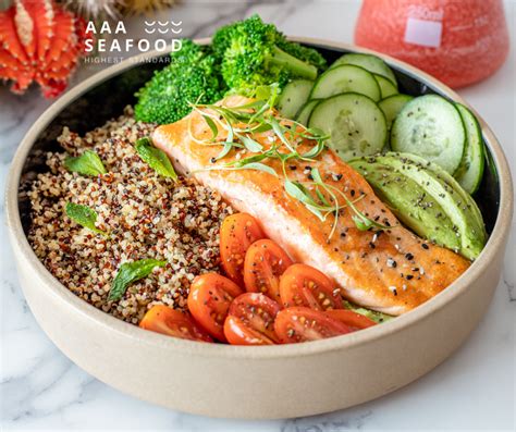 Imagen de un plato de comida pescetariana con salmón, verduras y quinoa.