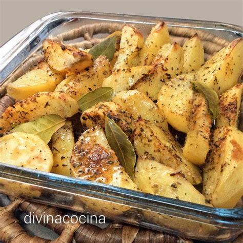 Esquema paso a paso para preparar patatas al horno: corte en bastones, aliño ligero con aceite y disposición ordenada en la bandeja.