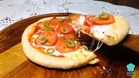 Ilustración de una pizza napolitana con sus ingredientes característicos.