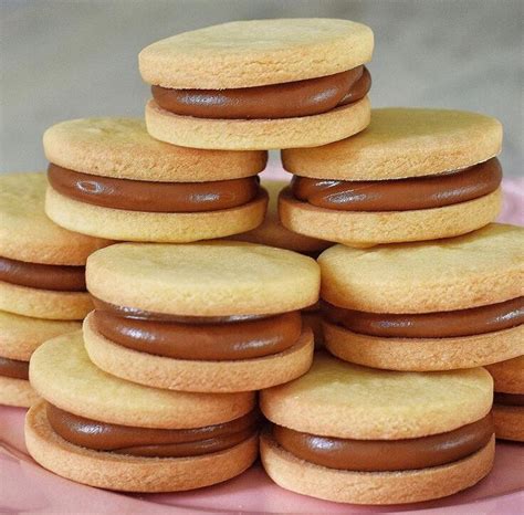Ilustración de diferentes tipos de alfajores argentinos